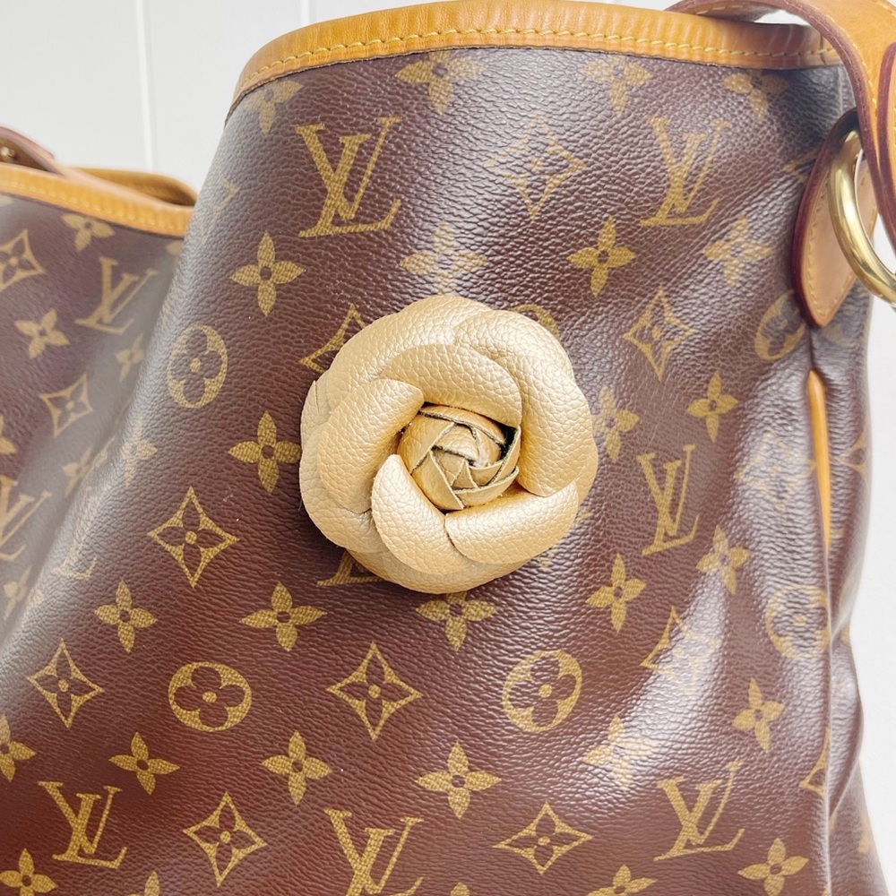 Camellia Flower Vegan Leather Magnetic Bag Charm - Picture 3 of 10